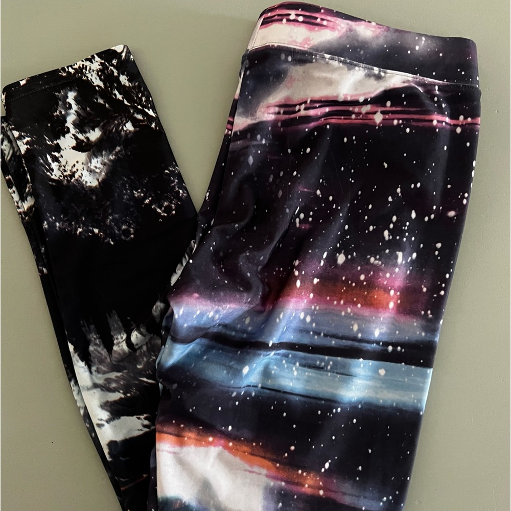 Capri leggings American Eagle sz medium black with cosmic like design print